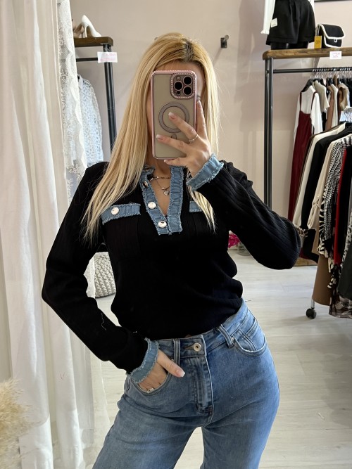 Maglia MARZIA nera con jeans